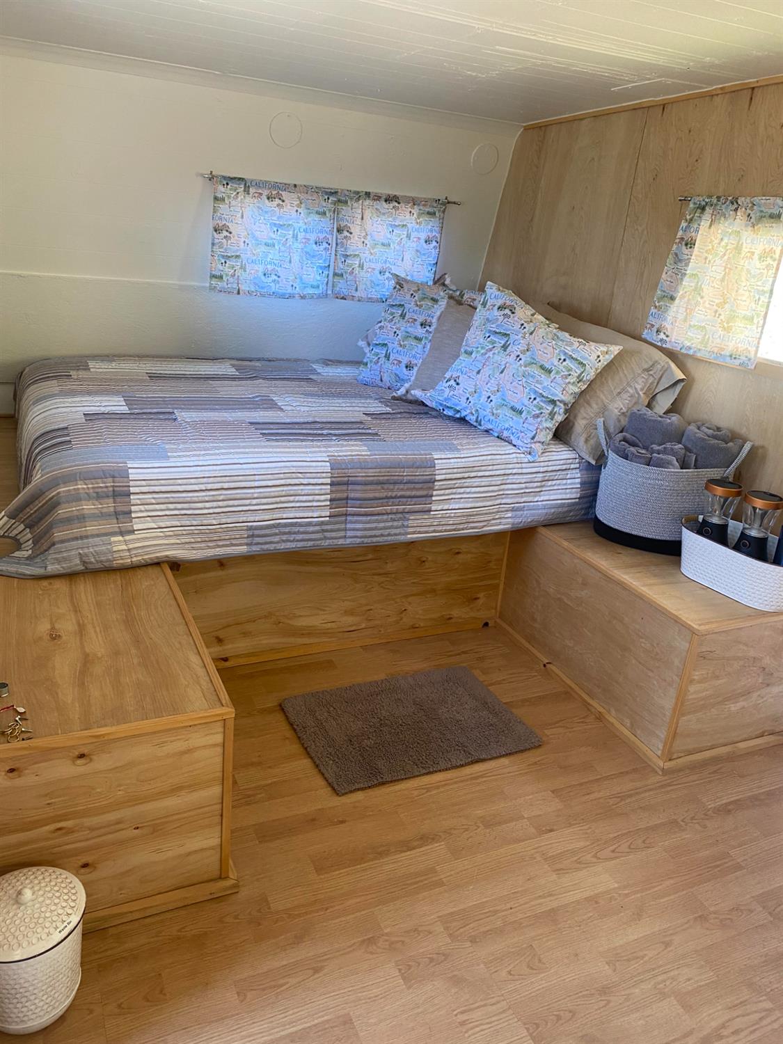 51571 Coyote Ridge Road Oakhurst, CA 93644 - Photo 77 of 81 a bedroom with a bed and a couch