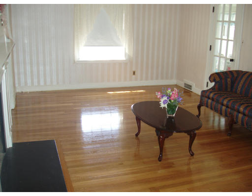 17 Canterbury Road Lynnfield, MA 01940 - Photo 4 of 11 Gallery Image 4