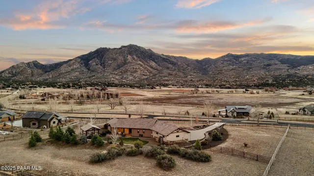 a view of a parking area
