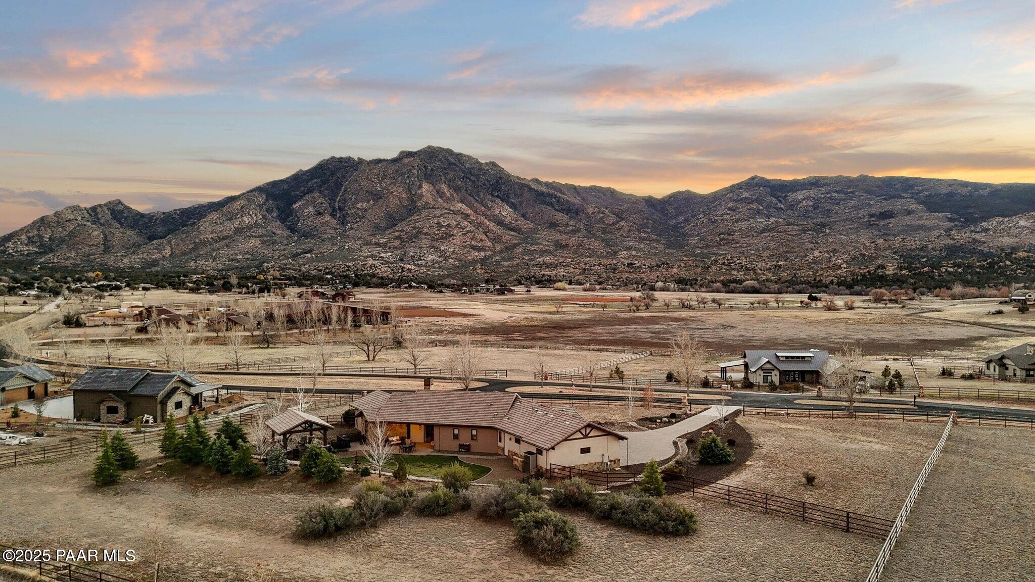 a view of a parking area