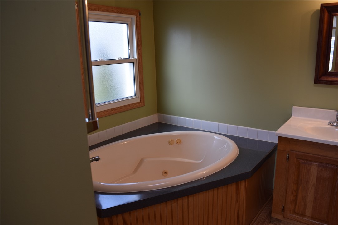 135 Heritage Estates Gaines, NY 14411 - Photo 12 of 18 Masterbath w/garden tub