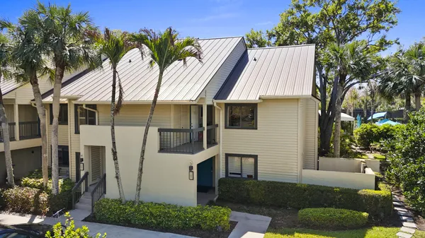 $300,000 | 5172 Southeast Club Way, Unit 207, Stuart, FL 34997
