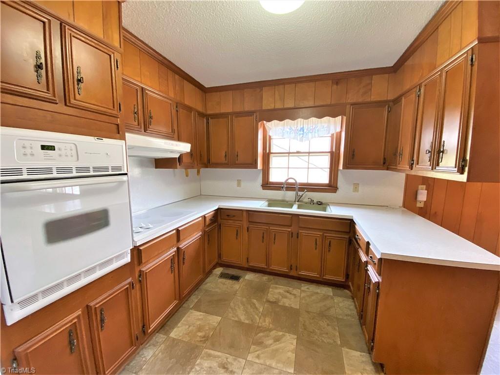 933 Lemons Road Stokesdale, NC 27357 - Photo 5 of 33 Kitchen with built-in oven and cook top