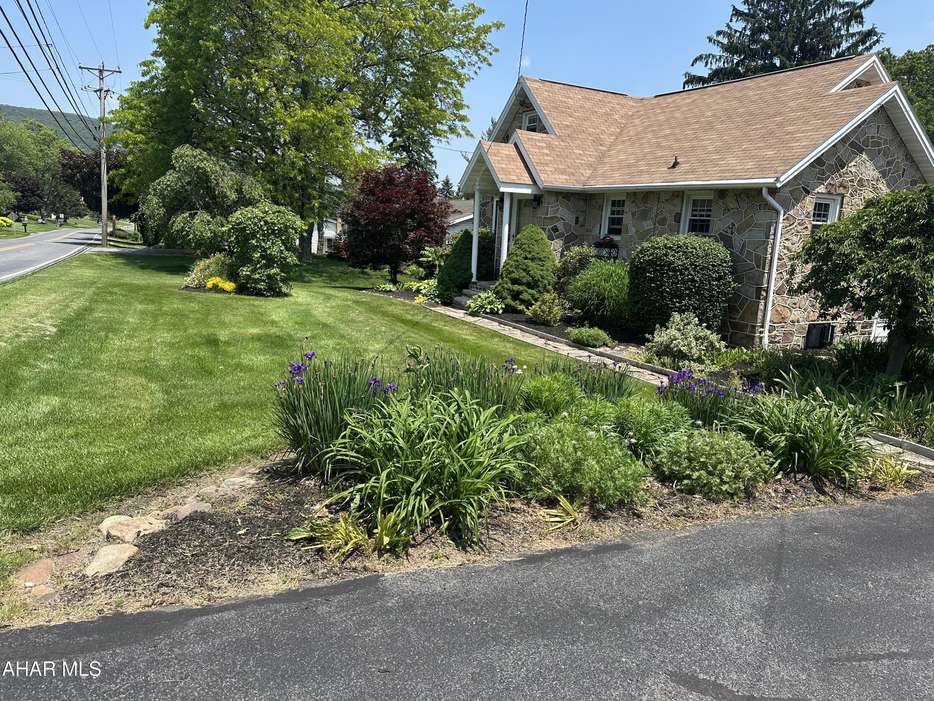 328 Avalon Road Altoona, PA 16601 - Photo 4 of 34