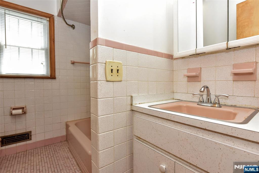 419 Main Avenue Wood-Ridge, NJ 07075 - Photo 14 of 32 Gallery Image 14