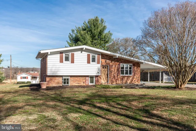 a view of a yard with a house