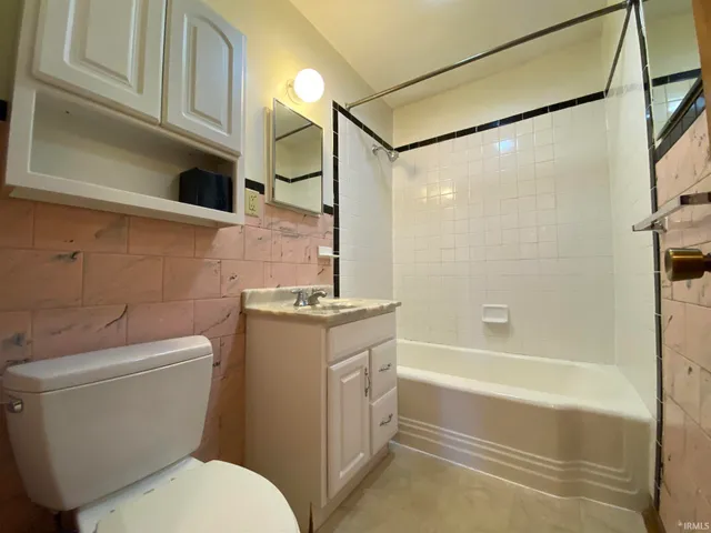 $1,830 | 2415 East 4th Street, Bloomington, IN 47408