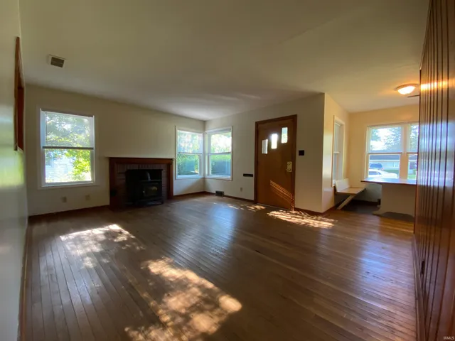 $1,830 | 2415 East 4th Street, Bloomington, IN 47408