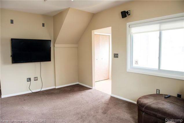 4002 Kent Road Royal Oak, MI 48073 - Photo 4 of 15 2.jpg