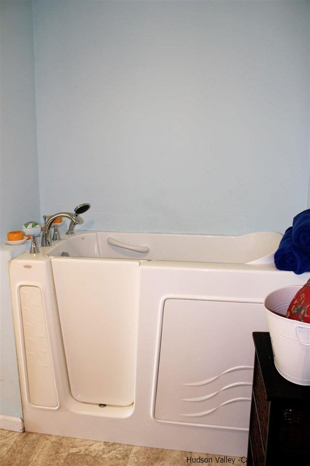 10 Iken Road Kerhonkson, NY 12446 - Photo 13 of 17 a bathroom with a bathtub