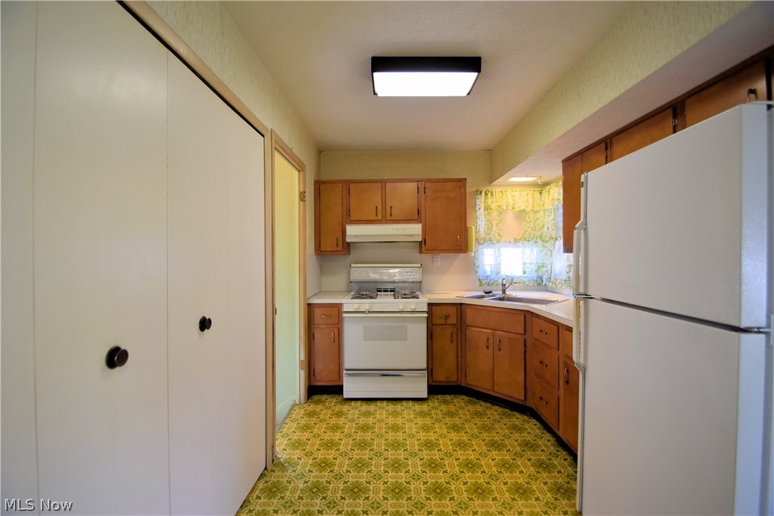 14460 Sheldon Road Cleveland, OH 44142 - Photo 2 of 24