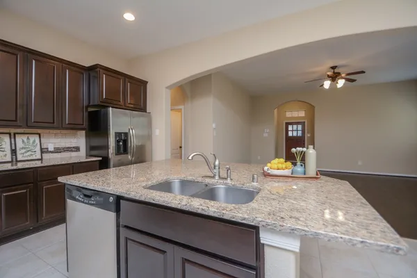 $2,450 | 118 North Heritage Mill Circle, Tomball, TX 77375
