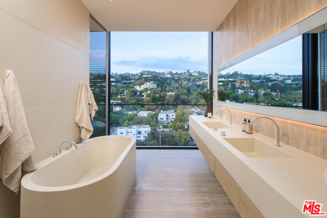 9040 Sunset Boulevard, Unit PHA West Hollywood, CA 90069 - Photo 20 of 25 a view of a bathtub in a balcony