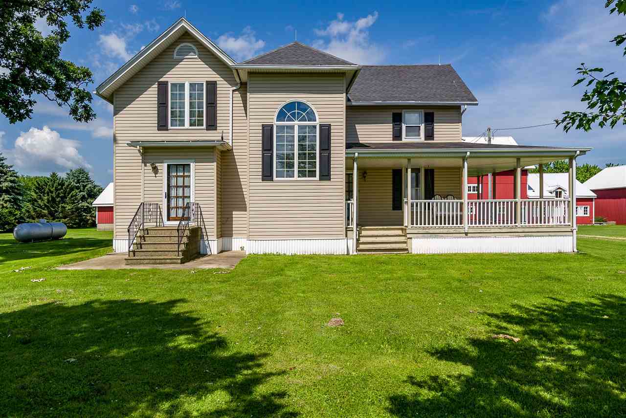 16602 Wyman School Road Caledonia, IL 61011 - Photo 3 of 25 a front view of a house with a garden