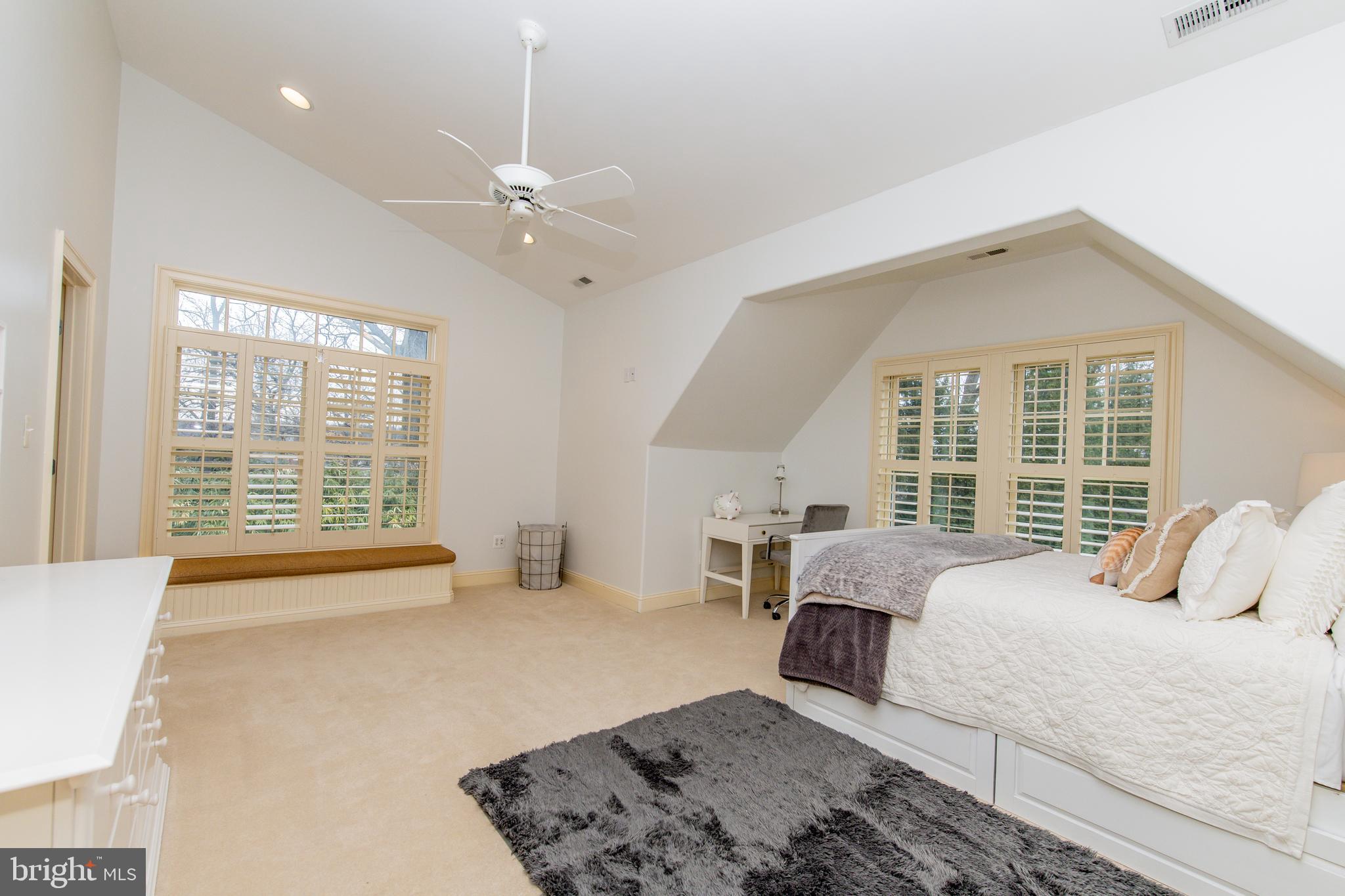 211 Norwood Road Annapolis, MD 21401 - Photo 50 of 94 a bedroom with a large bed and a large window