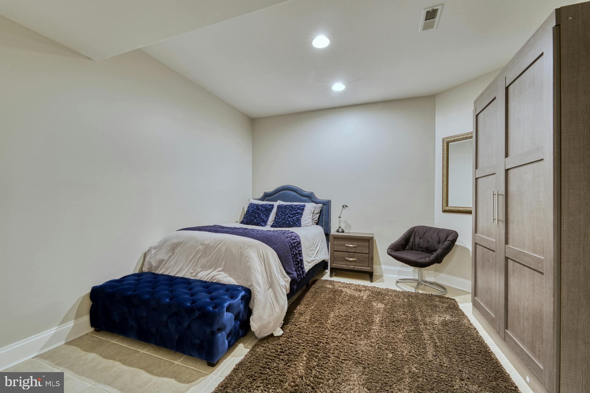 211 Norwood Road Annapolis, MD 21401 - Photo 59 of 94 a bedroom with bed and a painting on the wall