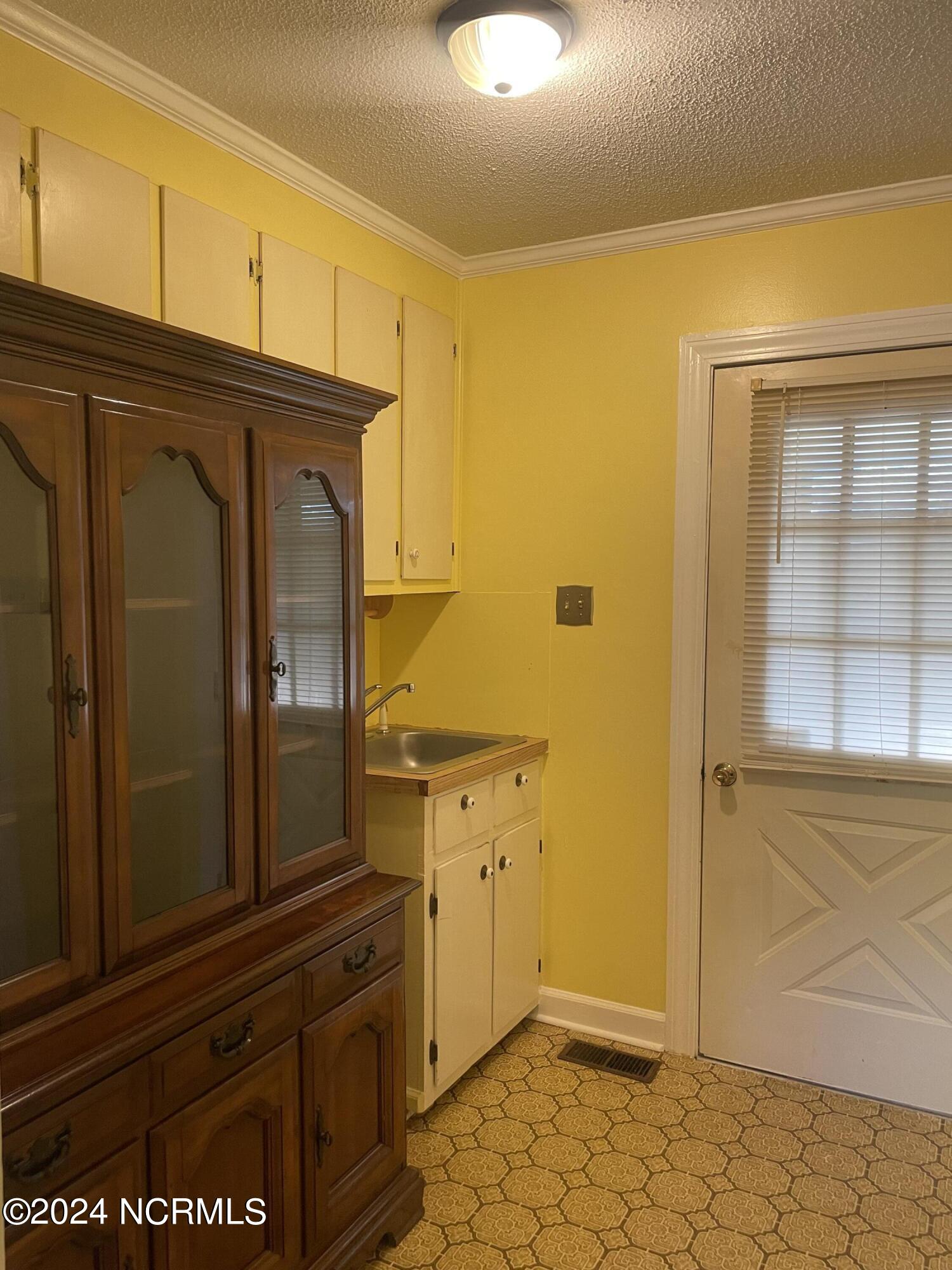 3395 Davis-Hardy Road Kinston, NC 28504 - Photo 31 of 32 laundry