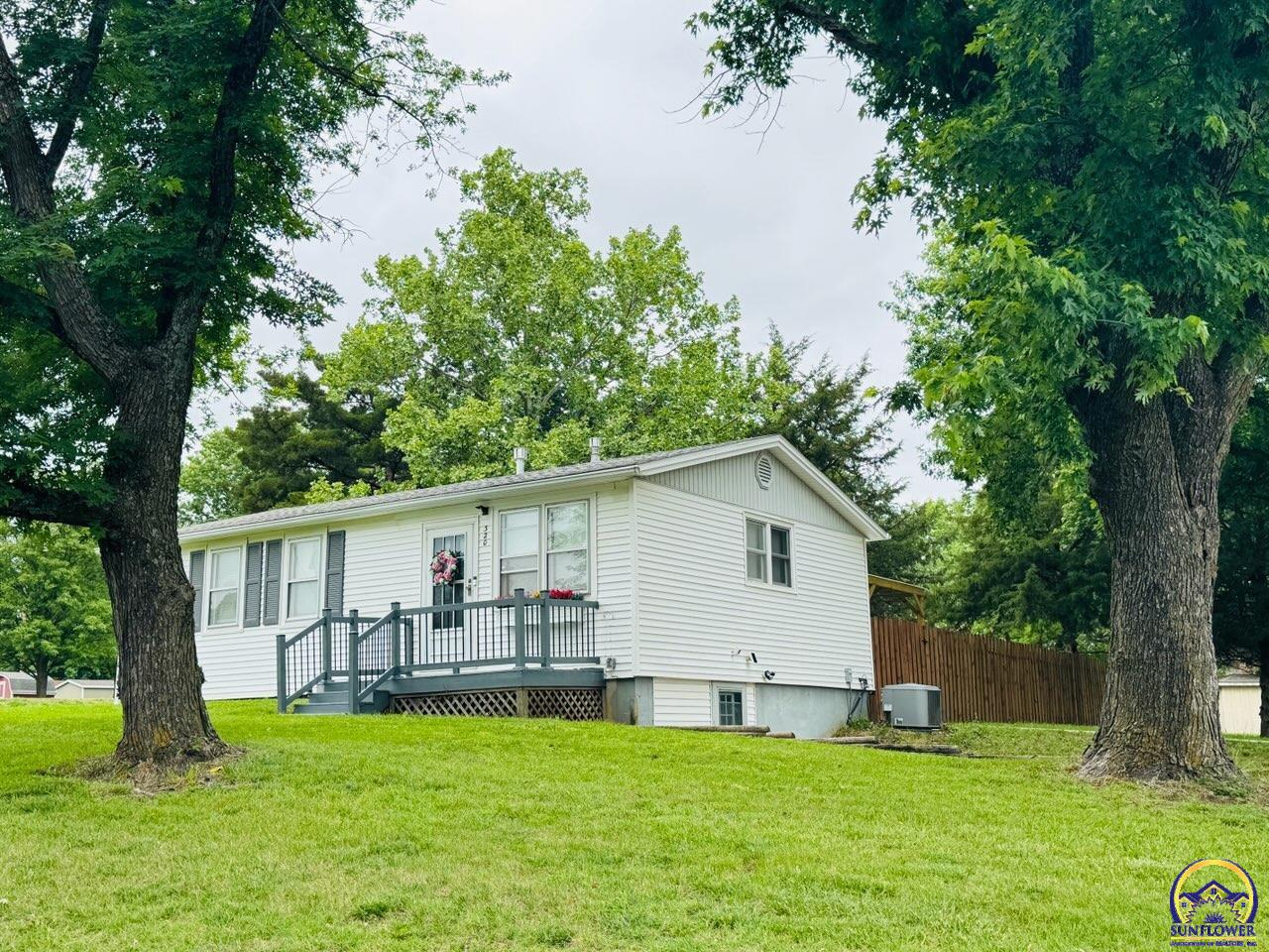 320 Northeast 58th Street Topeka, KS 66617 - Photo 3 of 49