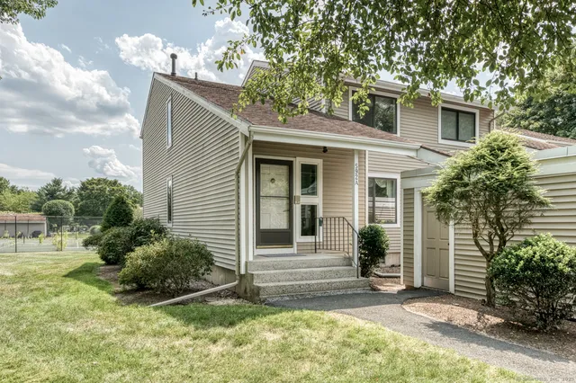a view of a house with backyard