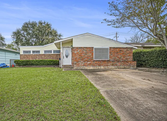 $2,200 | 17 Manor Way, Galveston, TX 77550