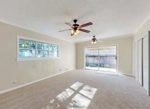 a view of livingroom with furniture and a ceiling fan