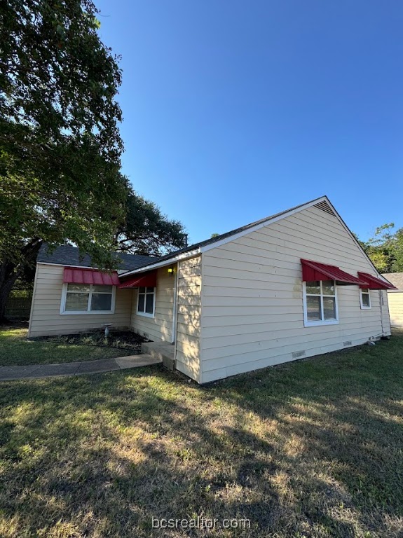 1101 East 30th Street Bryan, TX 77802 - Photo 3 of 42 a backyard of a house