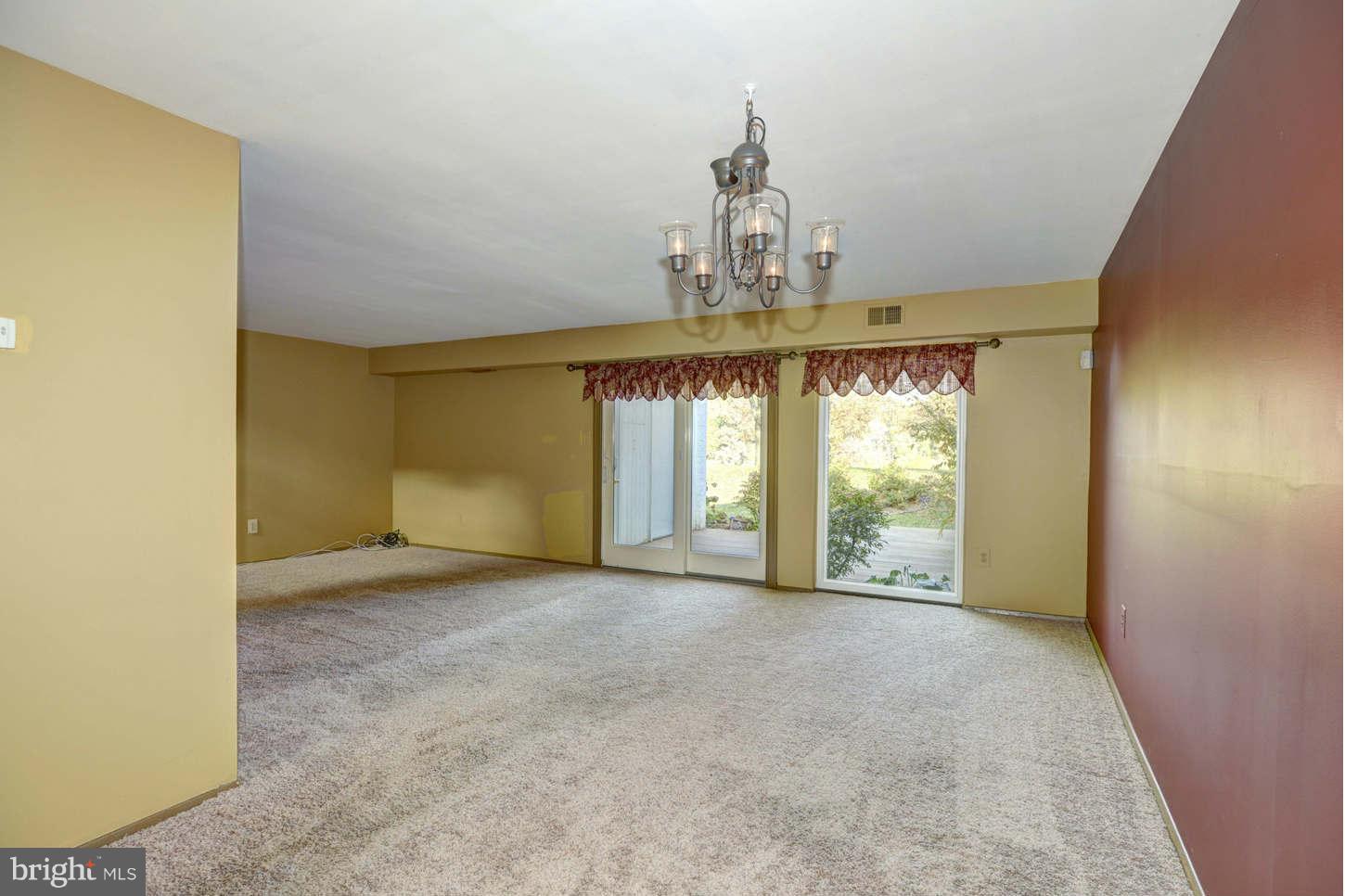 18809 Walkers Choice Road Gaithersburg, MD 20886 - Photo 12 of 25 Living Room