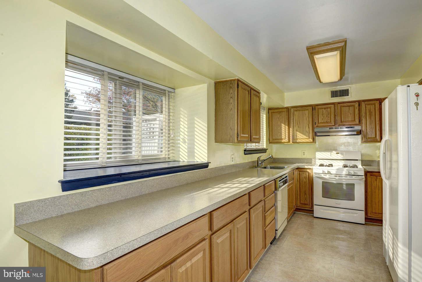 18809 Walkers Choice Road Gaithersburg, MD 20886 - Photo 4 of 25 Kitchen