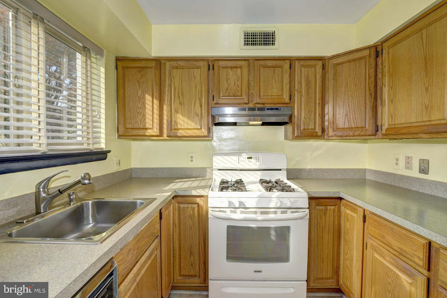 18809 Walkers Choice Road Gaithersburg, MD 20886 - Photo 5 of 25 Kitchen