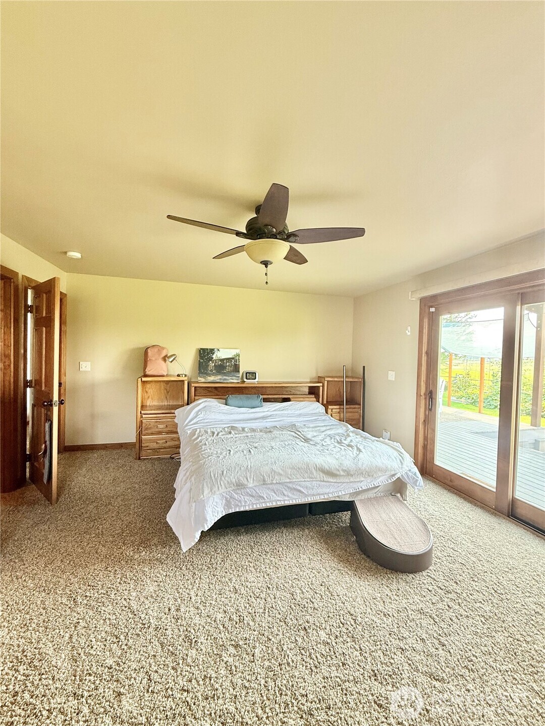 129 Robinson Canyon Road Omak, WA 98841 - Photo 18 of 40 a bedroom with a bed and a cabinets