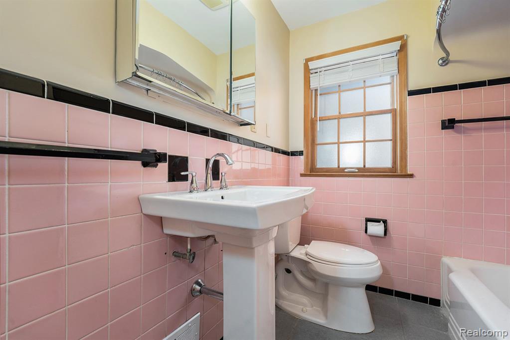 1946 Stanhope Street Grosse Pointe Woods, MI 48236 - Photo 20 of 31