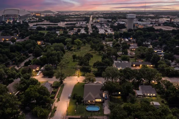 $1,043,000 | 433 North East Street, Arlington, TX 76011