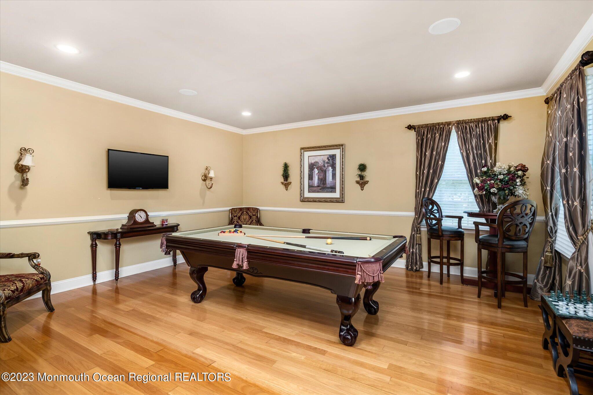 27 Millennium Drive Columbus, NJ 08022 - Photo 14 of 82 a view of a livingroom with workspace and a window