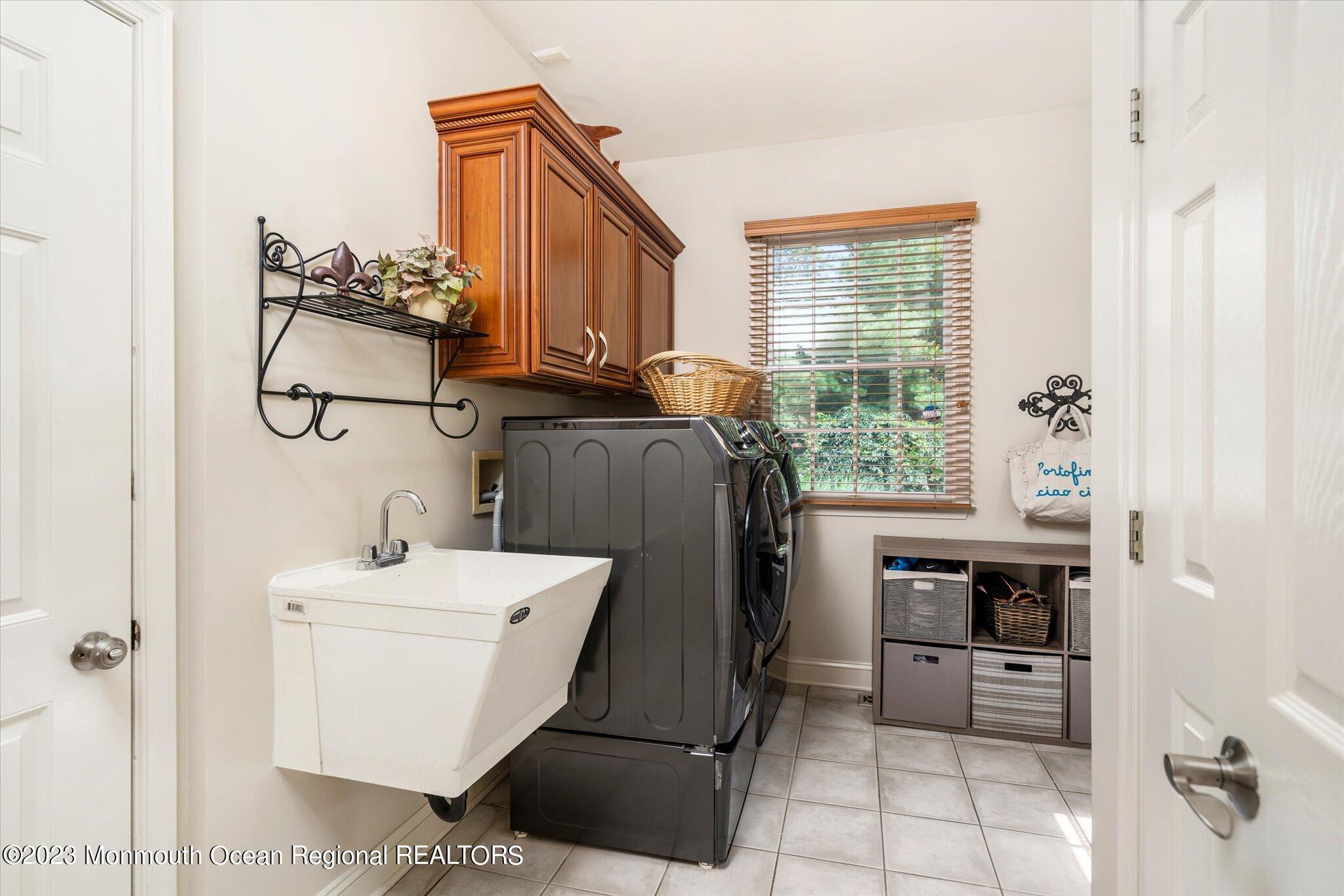 27 Millennium Drive Columbus, NJ 08022 - Photo 28 of 82 a utility room with washer and dryer