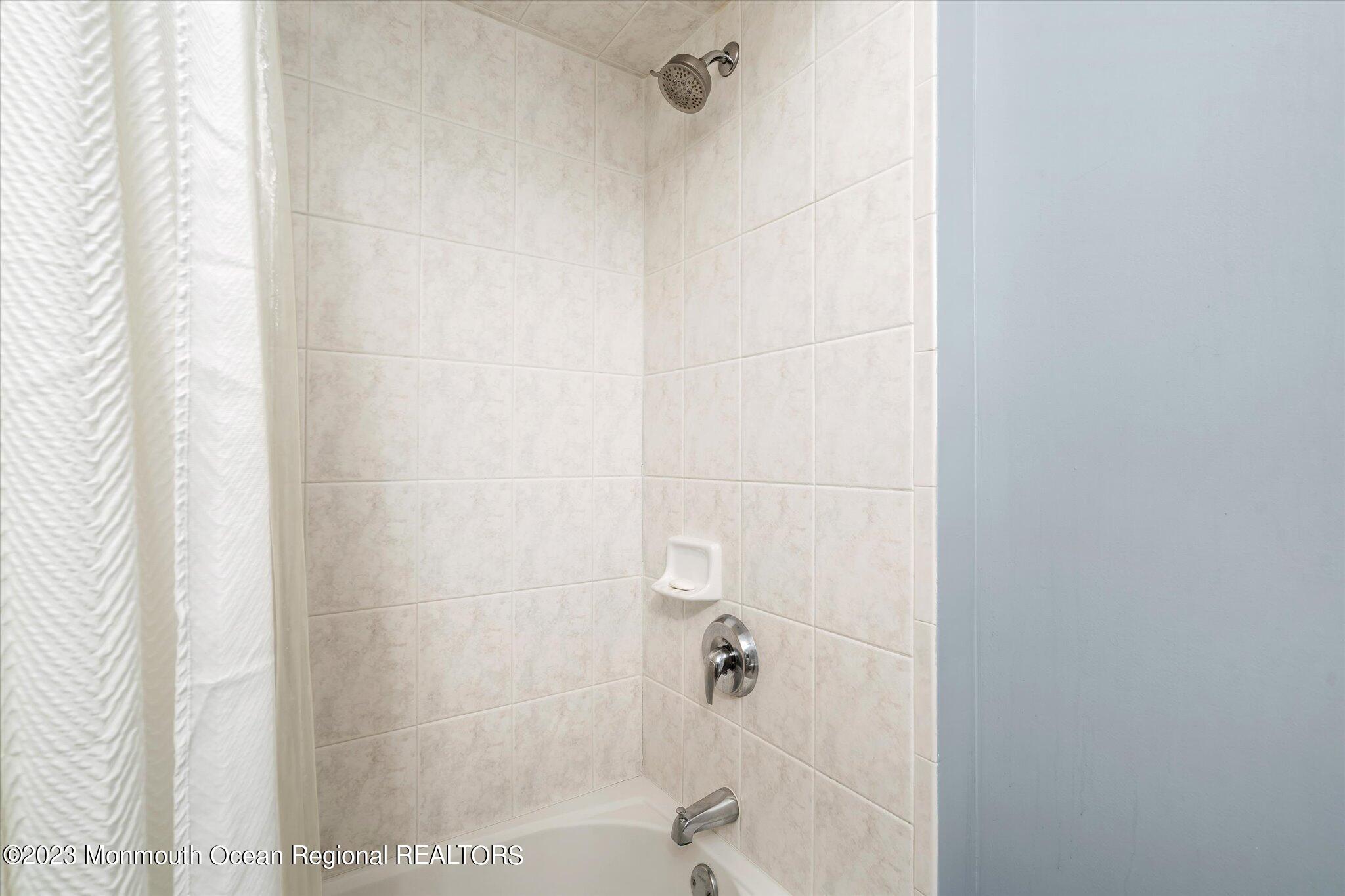 27 Millennium Drive Columbus, NJ 08022 - Photo 37 of 82 a bathroom with a shower