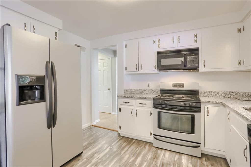 1889 Fairhill Road Allison Park, PA 15101 - Photo 8 of 25 Plenty of cabinetry and countertops!