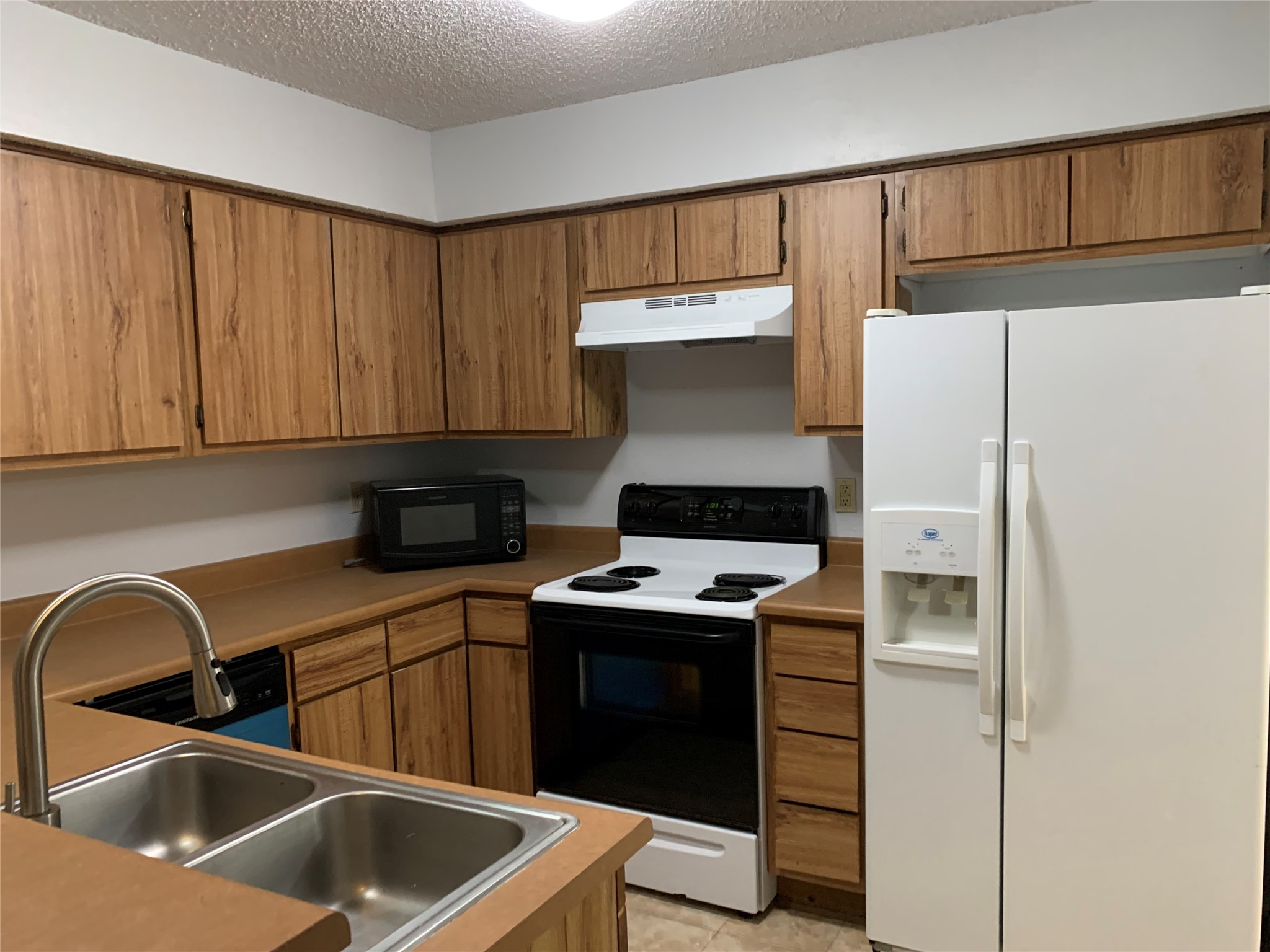 13002 Leader Street, Unit 1/904 Houston, TX 77072 - Photo 4 of 14 fully equipped kitchen
