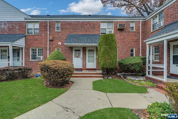 $179,900 | 1267 Anderson Avenue, Unit 16, Fort Lee, NJ 07024