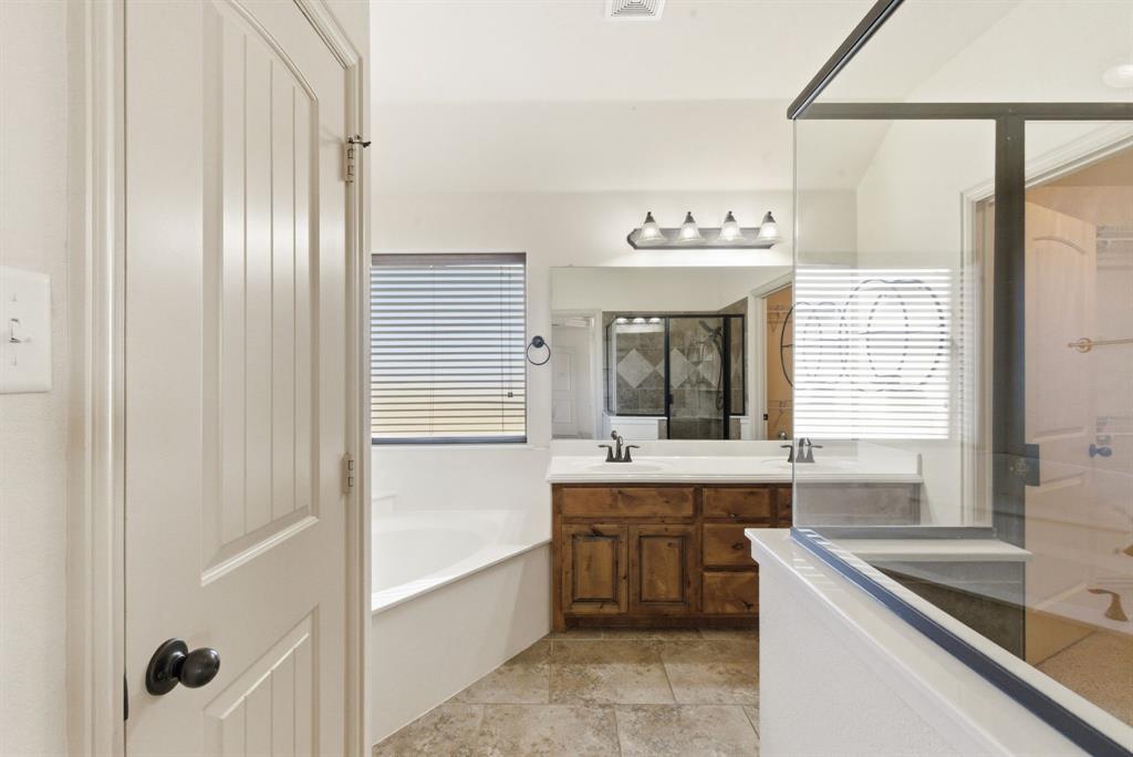 119 Cooperstown Drive Springtown, TX 76082 - Photo 14 of 33 a large bathroom with a large tub and sink