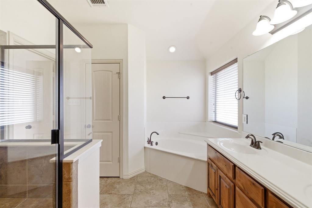 119 Cooperstown Drive Springtown, TX 76082 - Photo 17 of 33 a bathroom with a tub sink and mirror