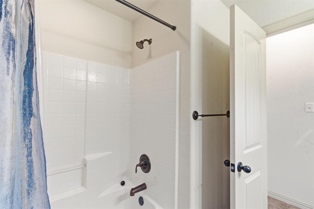 119 Cooperstown Drive Springtown, TX 76082 - Photo 22 of 33 a bathroom with a bathtub
