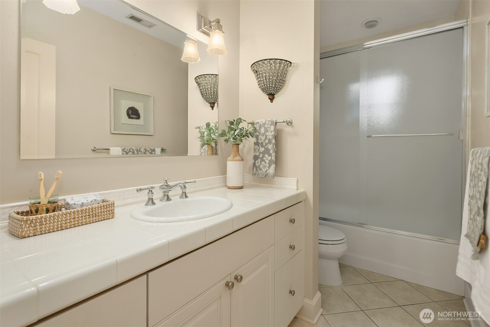 5506 Northeast Penrith Road Seattle, WA 98105 - Photo 27 of 40