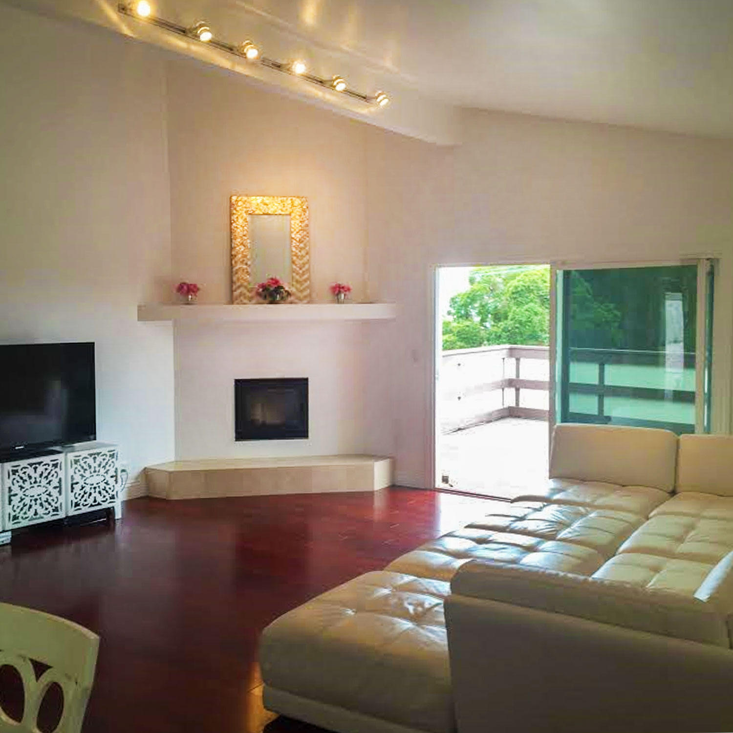 843 Weldon Road Santa Barbara, CA 93109 - Photo 3 of 20 Living Room