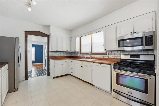 $295,000 | 215 West Walnut Street, Belton, MO 64012