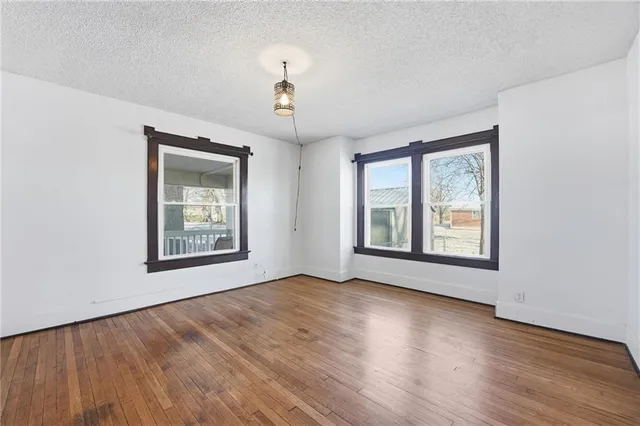 $295,000 | 215 West Walnut Street, Belton, MO 64012