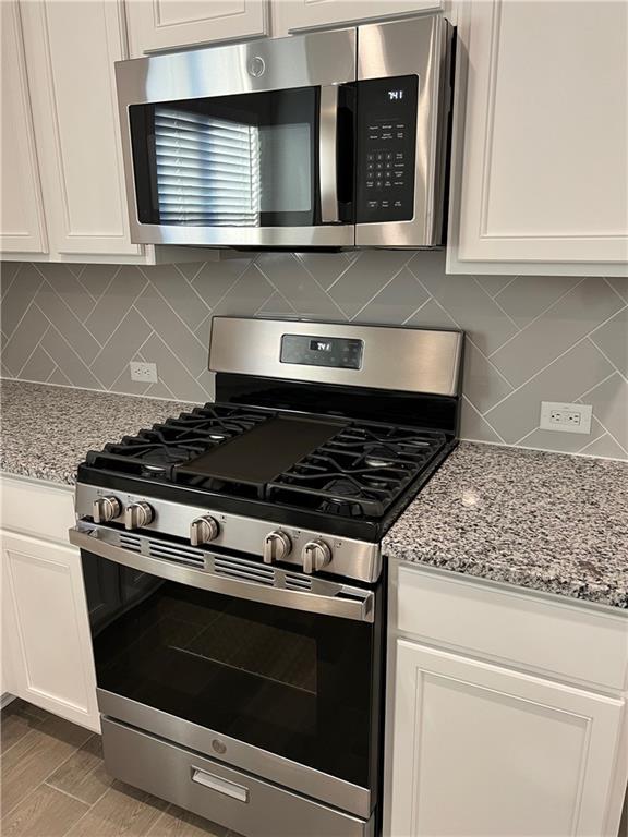 221 Arabian Colt Drive Georgetown, TX 78626 - Photo 6 of 36 a stove top oven sitting inside of a kitchen