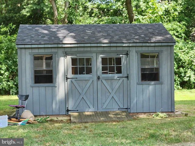 a view of a house with backyard and garden