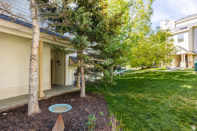 900 Bitner Road, Unit M 17 Park City, UT 84098 - Photo 20 of 29 View of green lawn
