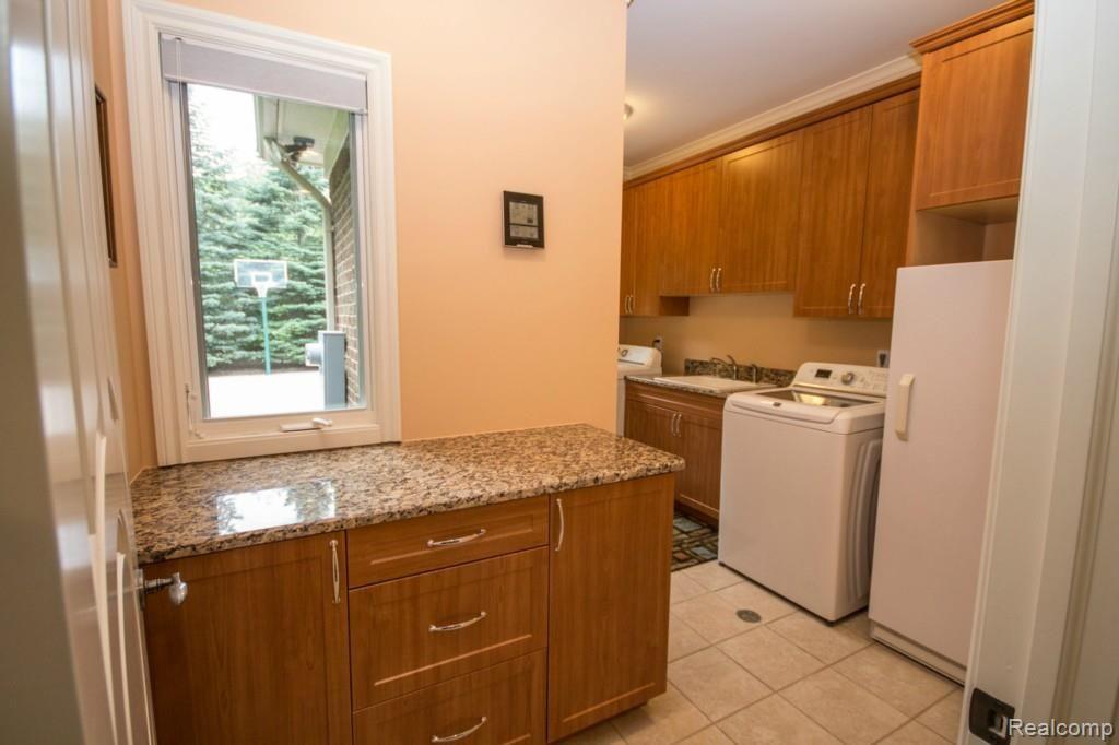 590 Sheldon Court Rochester, MI 48306 - Photo 64 of 99 64 Laundry Room.jpg