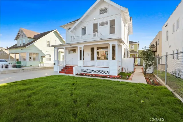 a view of a house with a backyard